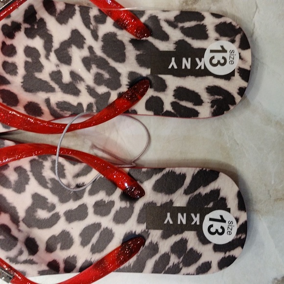 NWT DKNY Red Cheetah Print Flip Flops - Picture 3 of 9